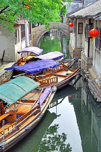 Чжоучжуан, Туристический катер в деревенском канале