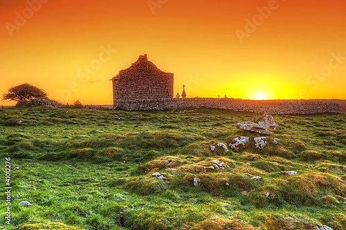 Ирландия, развалины старой часовни