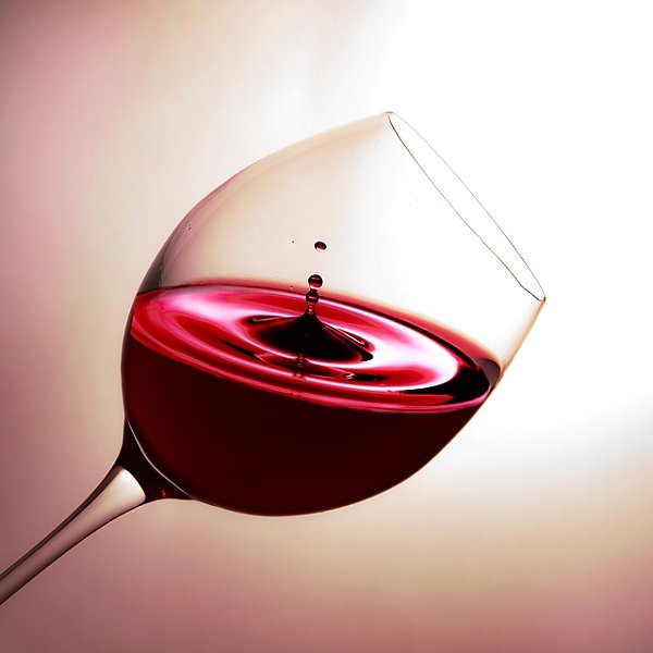 Капля красного вина в бокале