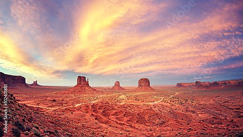 США. Vintage toned Monument Valley after sunset