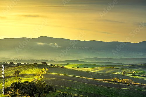Италия, Тоскана. Туманная панорама сельской местности. 