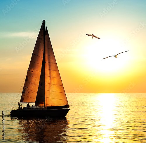 Яхта на фоне заката и две чайки