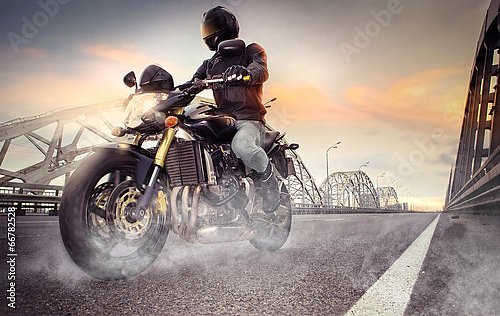 Мотоциклист на городском мосту