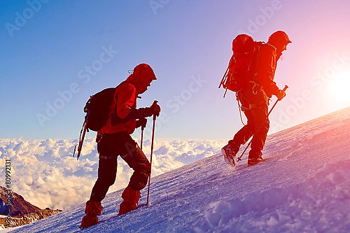 Альпинисты, восходящие по снегу на вершину