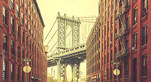 США, Нью-Йорк. Retro stylized Manhattan Bridge seen from Dumbo