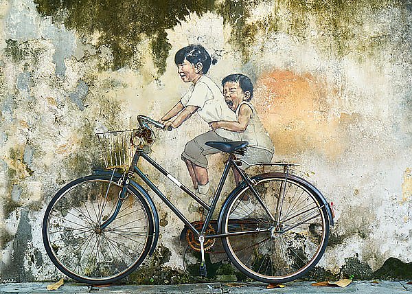 Дети на велосипеде, рисунок на стене