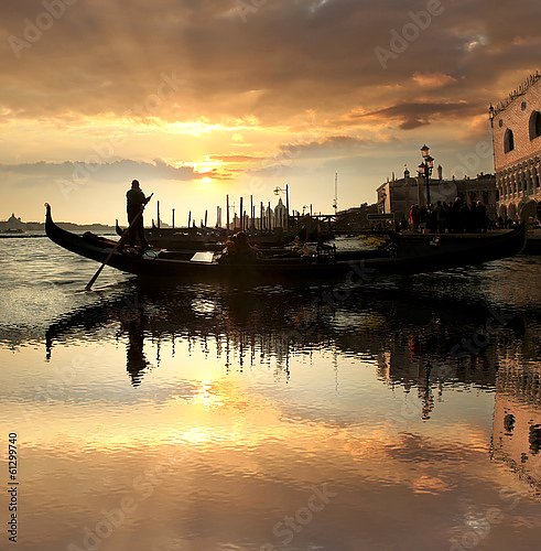 Гондола на закате в Венеции, Италия