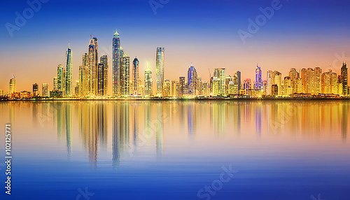 ОАЭ, Дубай. Панорама Дубайской марины на закате