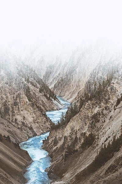 Голубая река в туманных горах
