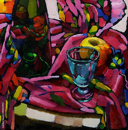 Натюрморт с бутылкой, стаканом и яблоком на цветной ткани