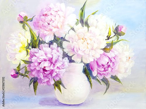 Розовые цветы в белой вазе