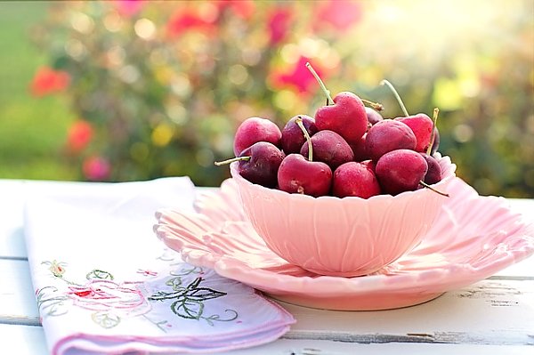 Тарелка с вишнями на столе