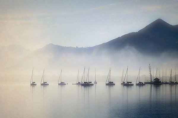 Лодки на туманном озере