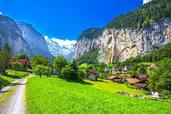 Долина с великолепным водопадом в швейцарских Альпах