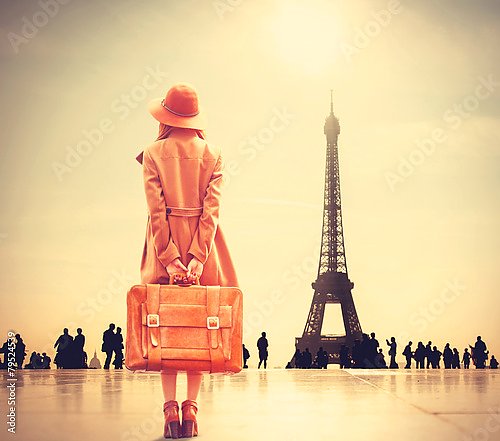 Рыжая девушка с чемоданом