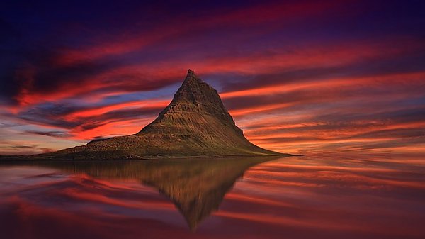 Исландия, алый закат над скалистым островом