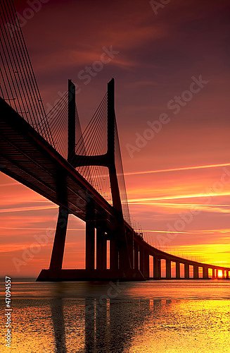 Постер Португалия. Лиссабон. Мост Васко да Гама. Закат