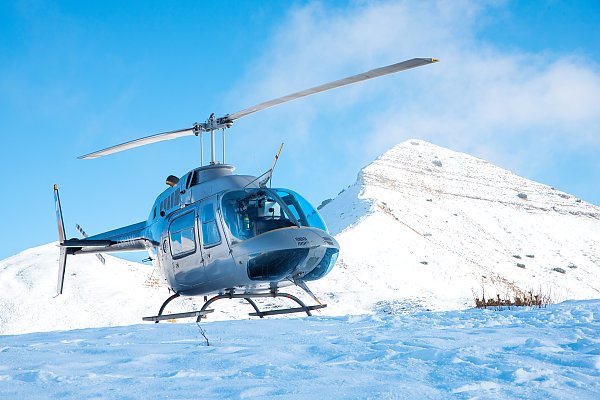 Вертолет в снежных горах