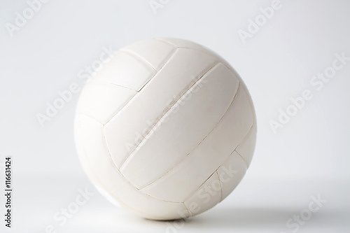 Белый волейбольный мяч