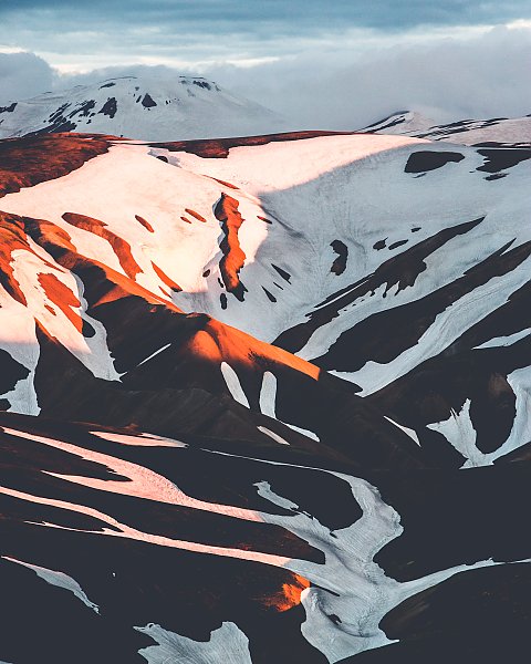 Исландия, заснеженные холмы