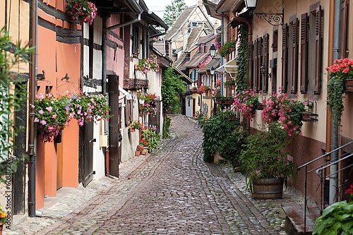 Франция, Эльзас. Узкая улица с цветами в Эгишеме
