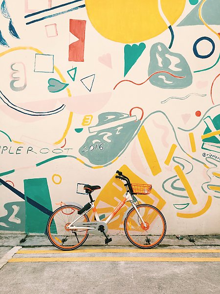 Велосипед у разрисованной стены