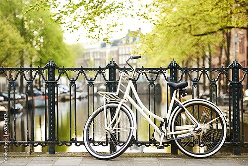 Голландия, Амстердам. Белый велосипед у канала