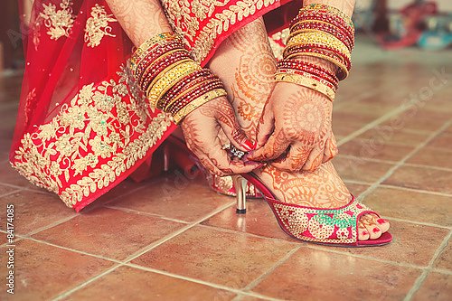 Свадебный менди на ногах и руках одетой в красное невесты