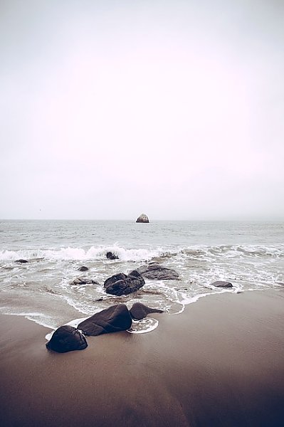 Камни на морском берегу 1