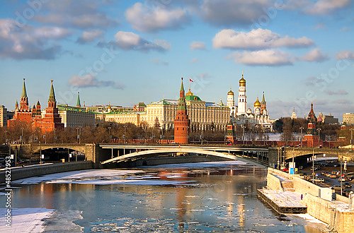 Россия, Москва. Вид на Кремль и реку Москва