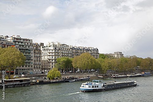Речное судно на Сене, Париж, Франция