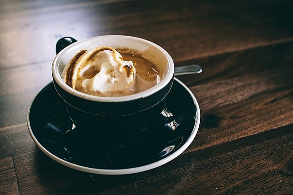 Кофе с мороженым в чашке
