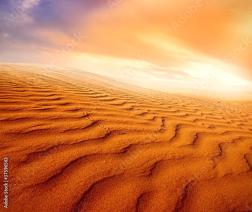 Песчаные волны пустыни на закате