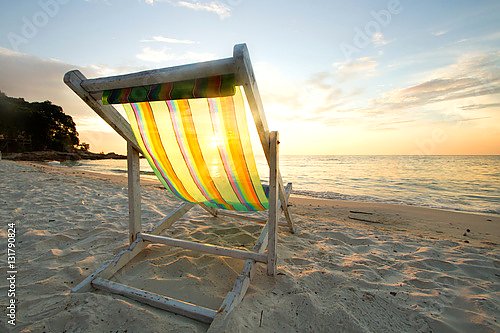 Пляжный стул у моря на закате
