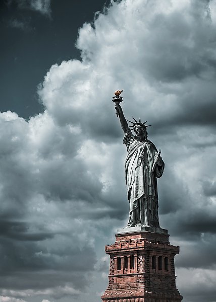 Статуя свободы на фоне серого неба
