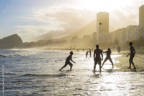 Пляжный волейбол на пляже Копакабана на закате в Рио-де-Жанейро, Бразилия