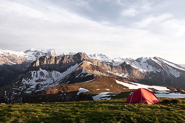 Красная палатка в горах