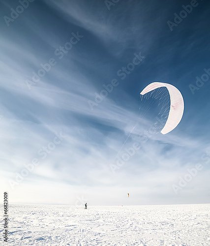 Кайтбордист на белом снегу