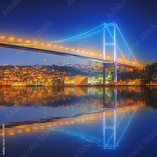Вид на Босфорский мост ночью в Стамбуле