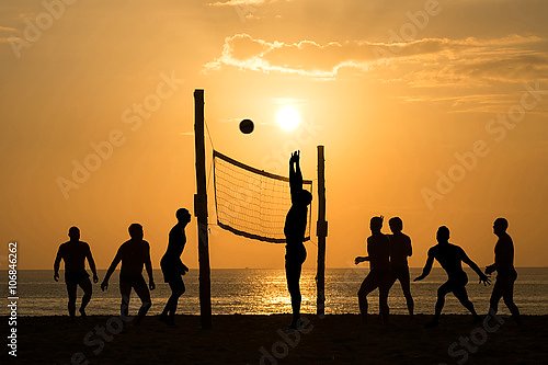 Пляжный волейбол на закате
