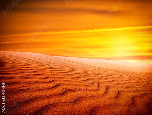 Песчаные дюны на закате в пустыне Сахара