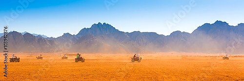 Пустынная панорама с мотосафари