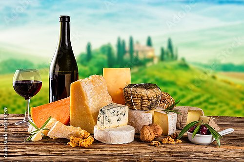 Различные виды сыра на фоне Тосканского пейзажа