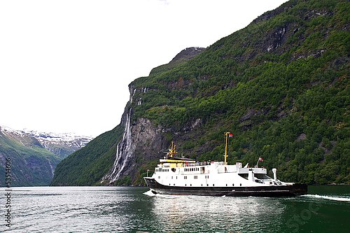 Корабль во фьордах Норвегии