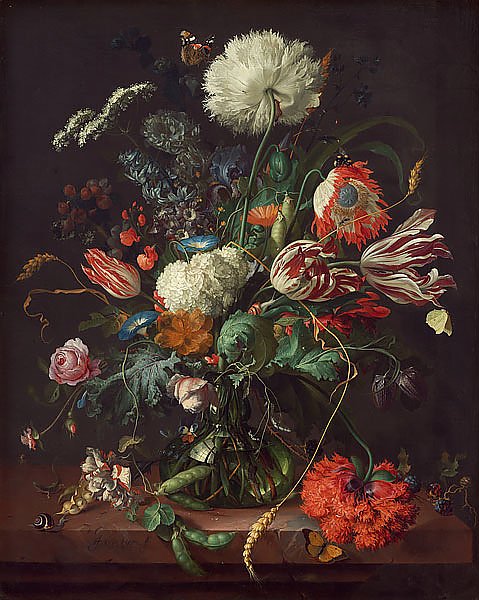 Букет цветов в стеклянной вазе с бабочками и улиткой