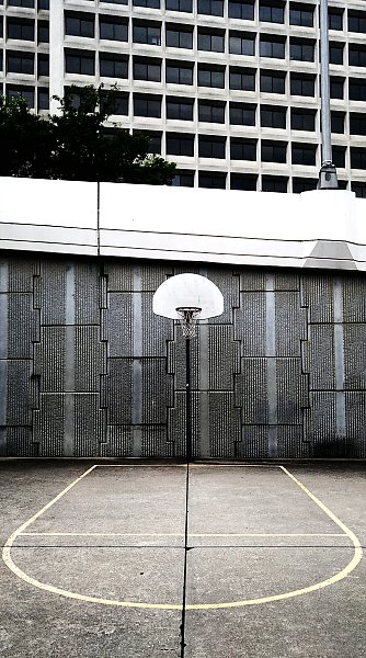 Баскетбольная площадка за забором