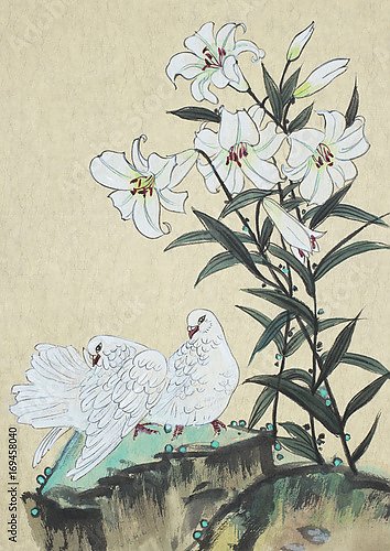 Две белых голубки и белый цветок лилии