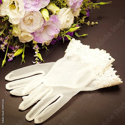 Свадебные перчатки и букет