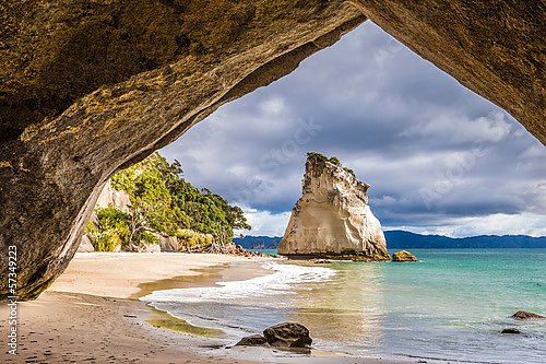 Пещера на пляже