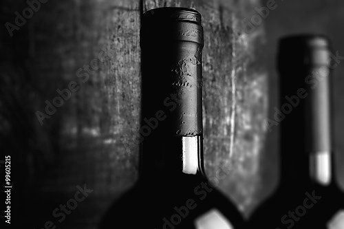 Бутылки красного вина у бочки, чёрно-белая фотография